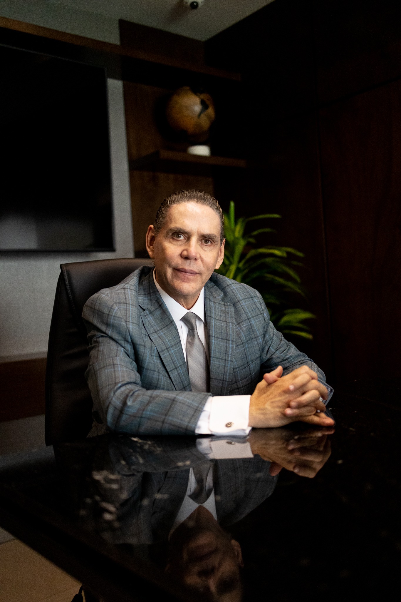 Lic. Luis Ramos Escalante en su oficina